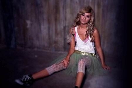 Ashley Tisdale, un poco pato en la pista de baile
