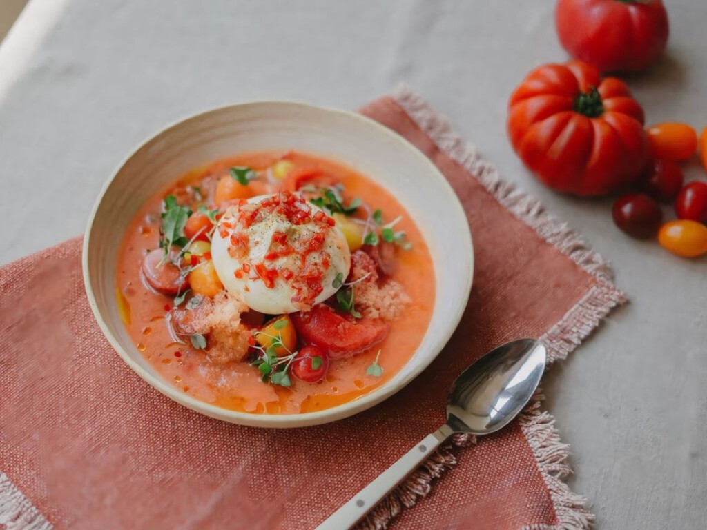 El gazpacho es un clásico insuperable, pero con higos y burrata la chef María Lo lo convierte en un plato original que sabe a puro verano