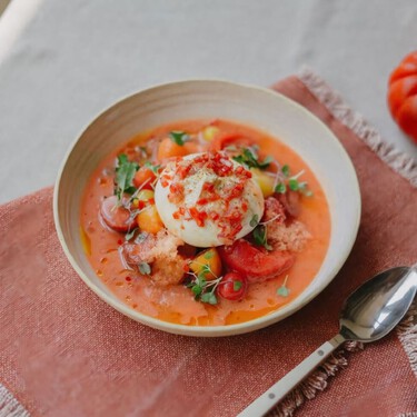 El gazpacho es un clásico insuperable, pero con higos y burrata la chef María Lo lo convierte en un plato original que sabe a puro verano 