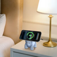 Hay una base de carga para iPhone que parece un cohete. Es de Ugreen y también funciona con AirPods 