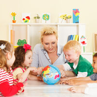 Guiar sin interferir: así es el rol del adulto en la pedagogía Montessori