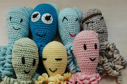 Pulpitos de ganchillo, un idea solidaria para bebés prematuros que no goza de la aprobación de todos