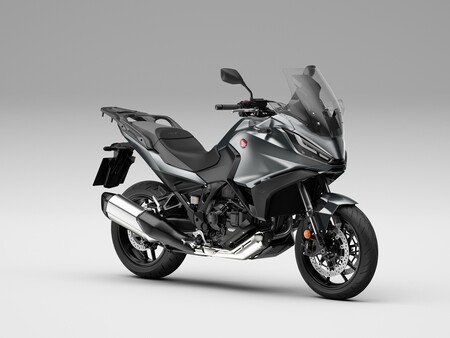 ¡Bienvenida! La Honda NT1100 es la prima asfáltica de la Africa Twin, con 100 CV y con opción de cambio automático DCT
