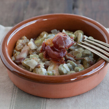 Receta de habitas frescas con jamón, un clásico de la gastronomía española