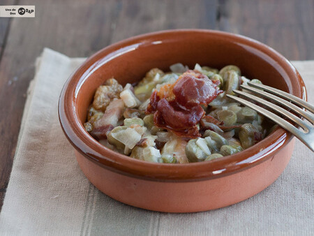 Receta de habitas frescas con jamón, un clásico de la gastronomía española