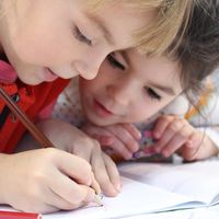 Comprendiendo la escritura en espejo de los niños