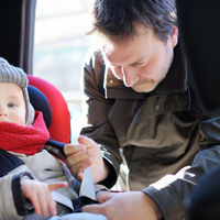 Casi tres de cada cinco padres pone en peligro a sus hijos al viajar en coche