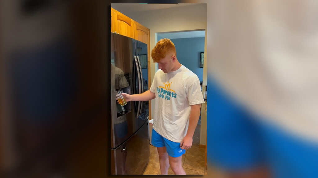 Este youtuber volvió locos a sus padres: su dispensador de agua ahora echa cerveza 