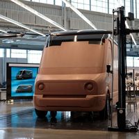 Amazon saca músculo enseñando en vídeo su gigaflota de furgonetas eléctricas Rivian, aún en desarrollo