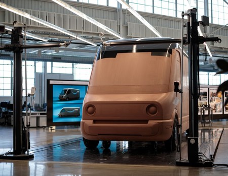 Amazon saca músculo enseñando en vídeo su gigaflota de furgonetas eléctricas Rivian, aún en desarrollo