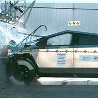 "Es segura, nivel apocalipsis". Elon Musk presume de las cinco estrellas que la DGT de EEUU ha dado a la Tesla Cybertruck. En Europa no se puede ni homologar