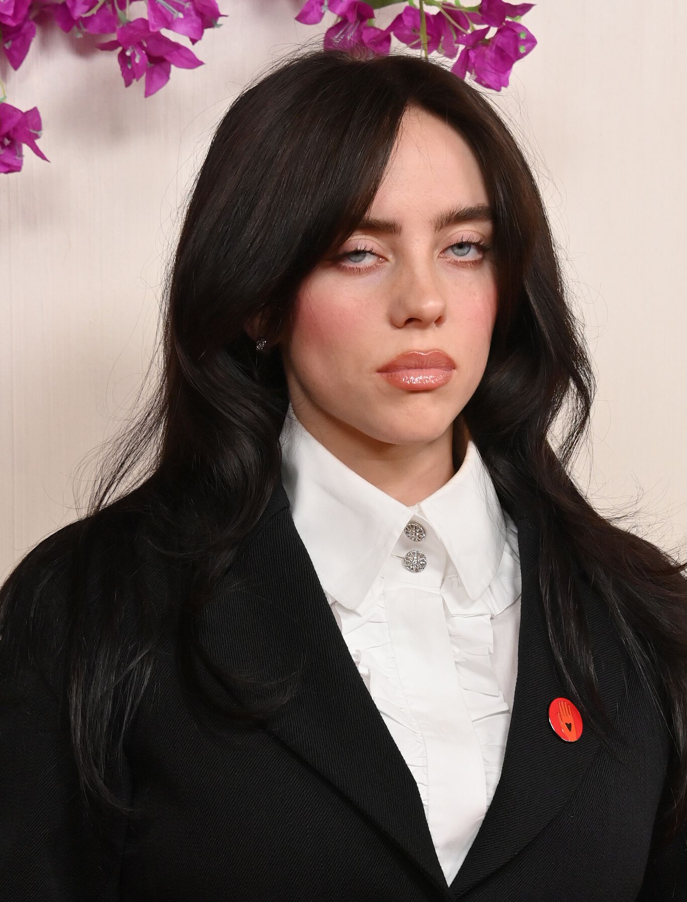 Billie Eilish cambia de look en la alfombra roja de los Oscar 2024