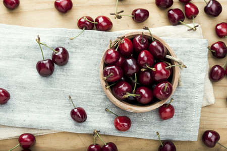 Es temporada de cerezas y picotas: cómo elegirlas, conservarlas y cocinar con ellas (y 47 recetas para aprovecharlas)