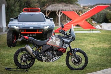Ducati Desertx Presentada Junto Al Audi Rs Q E Tron Del Dakar001