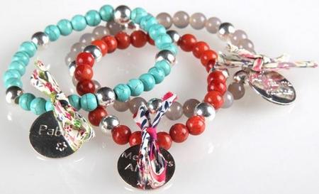 Día de la Madre: pulseras con medallas con el nombre del niño