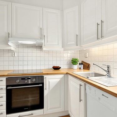 Este accesorio no pone límites a la hora de ordenar la cocina y sirve para encimeras, armarios en incluso la nevera 