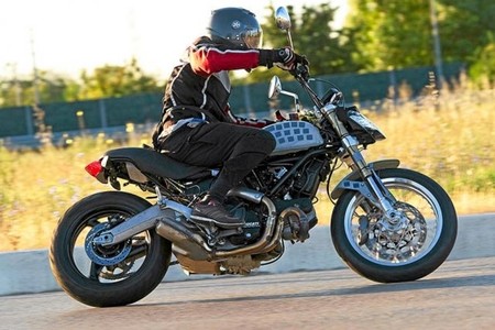 Otra foto espía de la Ducati Scrambler y un teaser de una nueva Monster