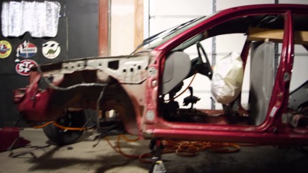 Una máquina Rube Goldberg centrada en los autos y un final increíble