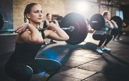 Para aumentar tu fuerza y ganar masa muscular, céntrate en ejercicios multiarticulares