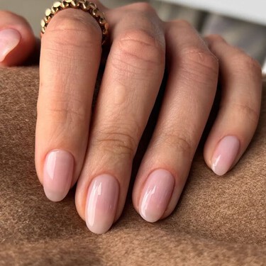 Las uñas de cristal 'glass nails' que desbancan a las francesas: seis ideas elegantes y limpias para lucir una manicura en tendencia