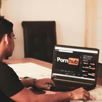 La UE quería que Pornhub y otras webs porno verificaran la edad de sus usuarios. Ahora está descubriendo la cruda realidad