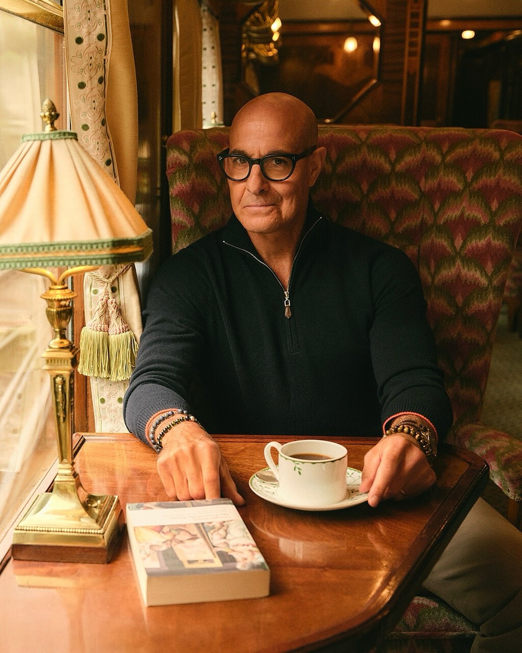 Stanley Tucci es el nuevo icono de estilo que llega a proponer una prenda clásica para el otoño, pero con un toque deportivo: el jersey con cremallera 