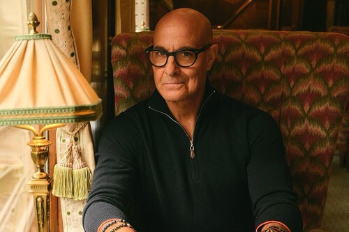 Stanley Tucci Es El Nuevo Icono De Estilo Que Llega A Combinar Una Prenda Clasica Con Un Toque Deportivo El Jersey Con Cremallera
