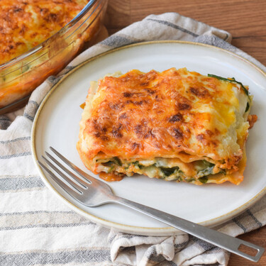 Lasaña de salmón y espinacas, una receta ideal si buscas algo diferente sin complicarte
