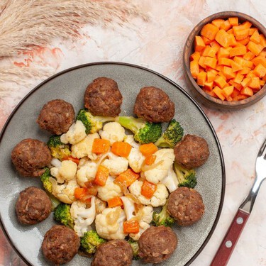 Albóndigas de zanahoria y garbanzos en salsa cremosa de coco y curry: una receta llena de sabor, color y sin carne