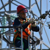 Conseguir un electricista o un carpintero en Estados Unidos es casi imposible: todos están construyendo centros de datos para IA 