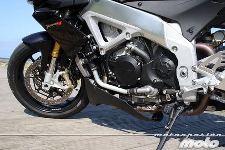 Aprilia Tuono V4 R APRC, prueba (conducción en autopista y pasajero)