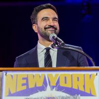 Ônibus gratuitos, supermercados municipais e mais: as principais propostas de Zohran Mamdani, o democrata que será o próximo prefeito de Nova York 