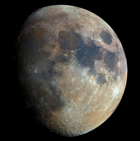 Este es el nivel de detalle con el que podemos fotografiar la Luna combinando 32.000 instantáneas