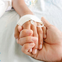 Una niña de tres años enferma de hepatitis aguda salva su vida gracias a un trasplante de hígado de su padre 