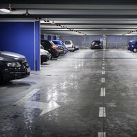 ¿Hay un coche abandonado en tu aparcamiento? Ahora la DGT puede destruirlo (o dárselo a la Guardia Civil)