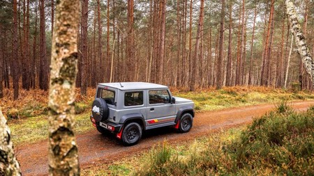 O Suzuki Jimny 55th Anniversary combina suas excepcionais capacidades off-road com um visual retrô impressionante.© Suzuki