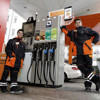 Repsol pluriemplea a Márquez y Pedrosa: de MotoGP a llenar depósitos en una gasolinera