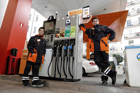 Repsol pluriemplea a Márquez y Pedrosa: de MotoGP a llenar depósitos en una gasolinera