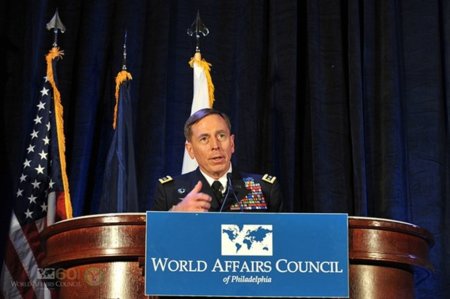 El General que quería enviar 'trolls-soldados' a las redes sociales, no dura ni año y medio en la CIA