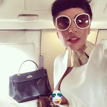 Uy Lady Gaga... ¿Qué es eso que asoma por ahí alegremente, un pezón?