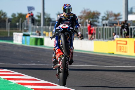 Toprak Razgatlioglu hace doblete dominical y Jonathan Rea tira al suelo a Álvaro Bautista en Magny-Cours