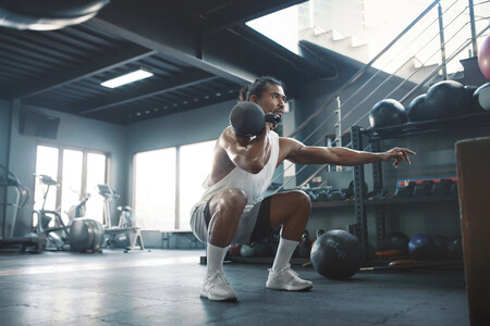 Los mejores ejercicios que puedes hacer con una kettlebell en casa o en el gimnasio