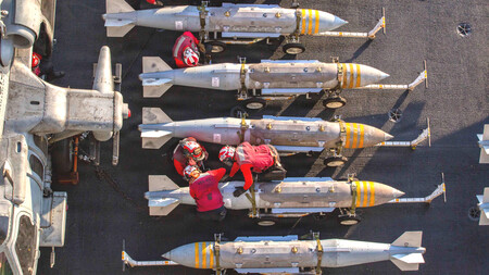 La cubierta del portaaviones bombardea la guerra aérea de Irán