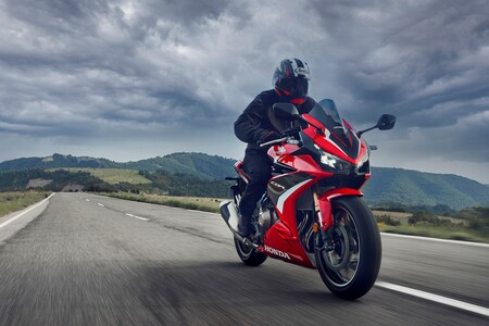 La nueva Honda CBR500R estrena suspensión Showa, una inyección mejorada y nuevos colores para seguir al día