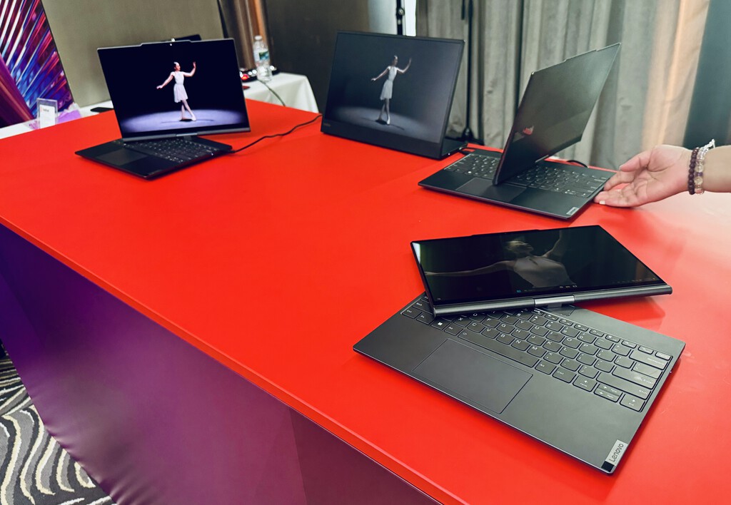 El primer portátil al que hablas y se mueve para obedecerte es de Lenovo. Lo he probado y me he quedado con ganas de más