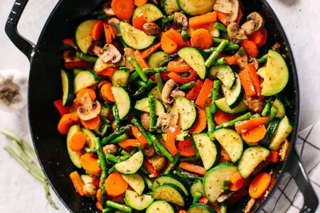 Cómo hacer verduras salteadas. Receta fácil, saludable que estará lista en menos de cinco minutos