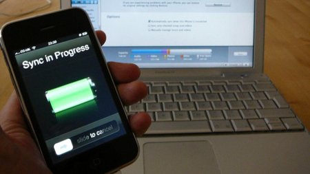 Steve Jobs responde en un correo que la sincronización sin cables del iPhone llegará "algún día"