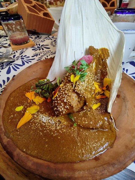 Entre maíz nativo, mole de cempasúchil y pan de muerto: así es el menú de Día de Muertos de Tierra de Iyari que enaltece las raíces de México
