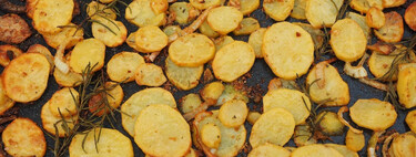 Todo mundo está gastando muito dinheiro em fritadeiras de ar, mas as melhores batatas fritas podem ser feitas no micro-ondas 