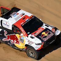 Nasser Al-Attiyah gana la primera etapa, Carlos Sainz pierde dos horas y Stéphane Peterhansel estrella su Audi